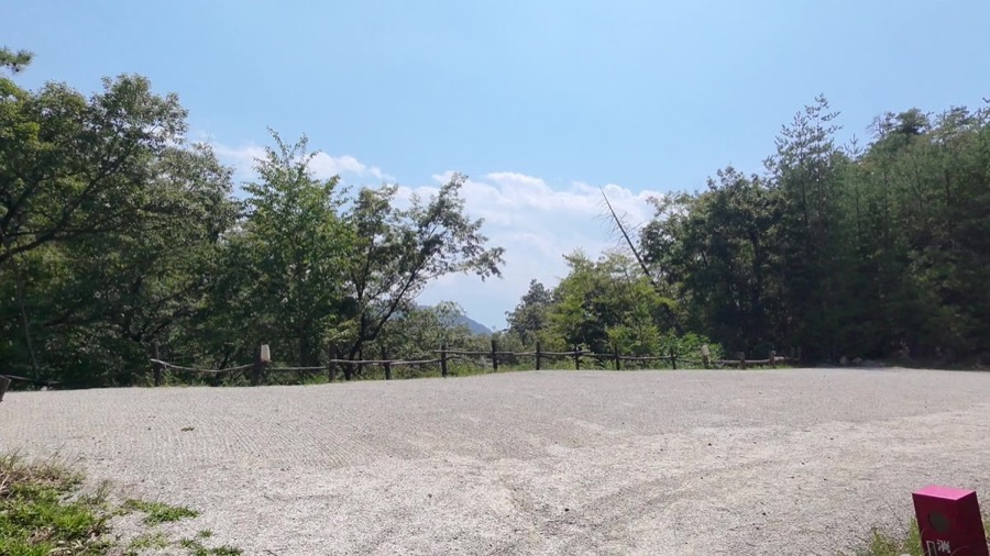 白い砕石が敷かれたオートサイトの全景